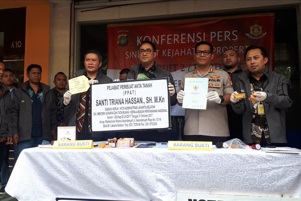 Konferensi pers sindikat penipuan jual beli rumah mewah dengan modus notaris palsu di kawasan Kebayoran Baru, Jakarta Selatan, Jumat (9/8/2019).