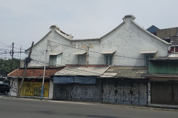Bangunan Toko Obat Lay An Tong  di Jalan Perniagaan yang konon katanya dekat dengan rumah Kapitan Gan Djie, pencetus tradisi Patekoan di Glodok