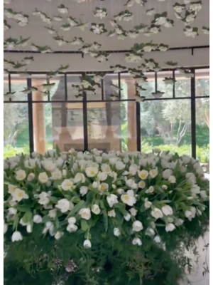 Buket bunga raksasa dari Travis Barker untuk kekasih barunya, Kourtney Kardashian