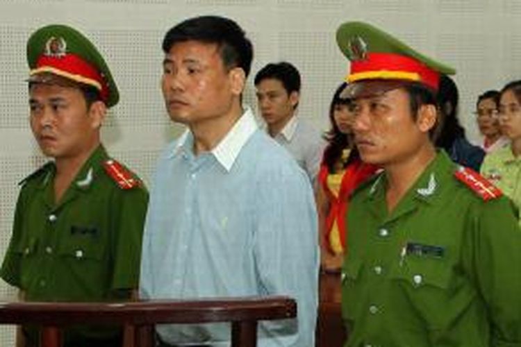 Seorang bloger terkenal Vietnam, Truong Duy Nhat, menjalani sidang di pengadilan kota Da Nang, Selasa (4/3/2014). Majelis hakim menjatuhkan vonis dua tahun penjara karena Nhat dianggap terbukti mengkritik pemerintah lewat tulisan di blog-nya.