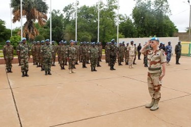 Pasukan PBB mengukiti upacara serah terima tugas dari pasukan Afrika dan Perancis di Bamako, Mali. Sebanyak 12.600 pasukan PBB bertugas mengamankan pemilihan presiden Mali yang dijadwalkan pada 28 Juni mendatang.