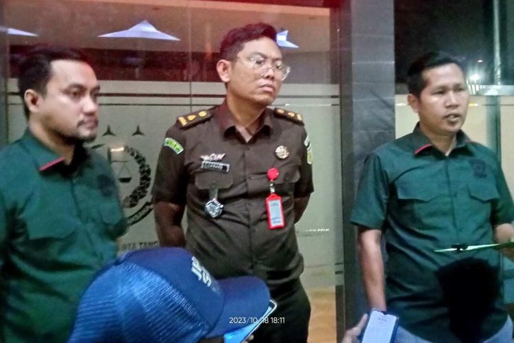 Kejaksaan Negeri Kota Tangerang mengamankan tuga tersangka dugaan pungutan liar dan gratifikasi di Bandara Soekarno-Hatta.