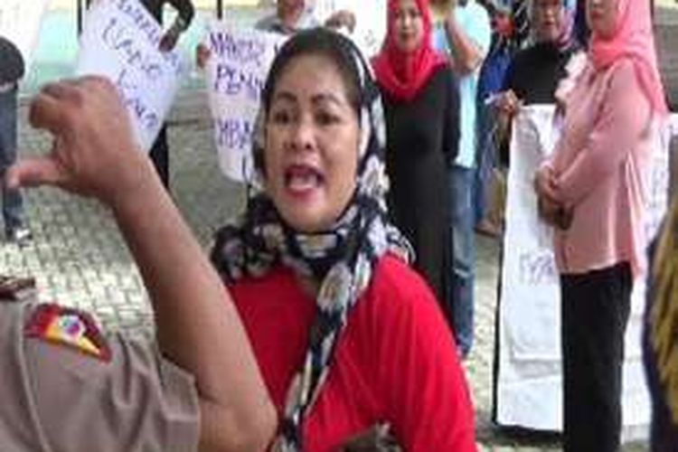 Ratusan warga Pinrang, Sulawesi Selatan, yang mejadi korban penipuan calo haji mengamuk di kantor PN Pinrang.