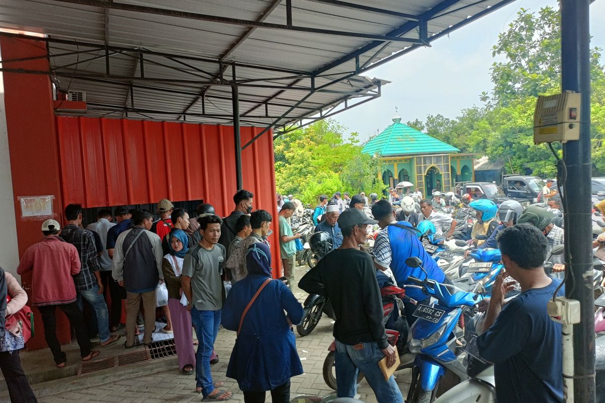 Samsat Kota Serang Membeludak di Hari Pertama Pemutihan Pajak Kendaraan