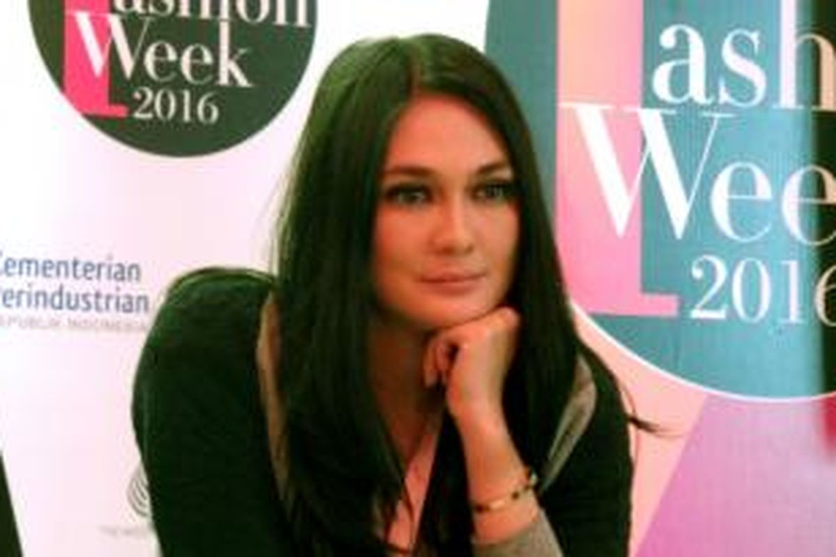 Luna Maya dalam konferensi pers peragaan busana Grazia Glitz & Glam di Jakarta Fashion Week, Senayan City, Jakarta Selatan, Minggu (24/10/2015) sore.