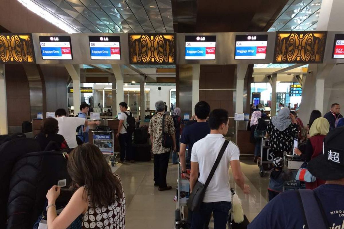 Suasana di area check in Terminal 3 Domestik Bandara Soekarno-Hatta, Kamis (22/6/2017) siang. Puncak arus mudik via Bandara Soekarno-Hatta diprediksi jatuh pada Jumat (23/6/2017) dan Sabtu (24/6/2017).