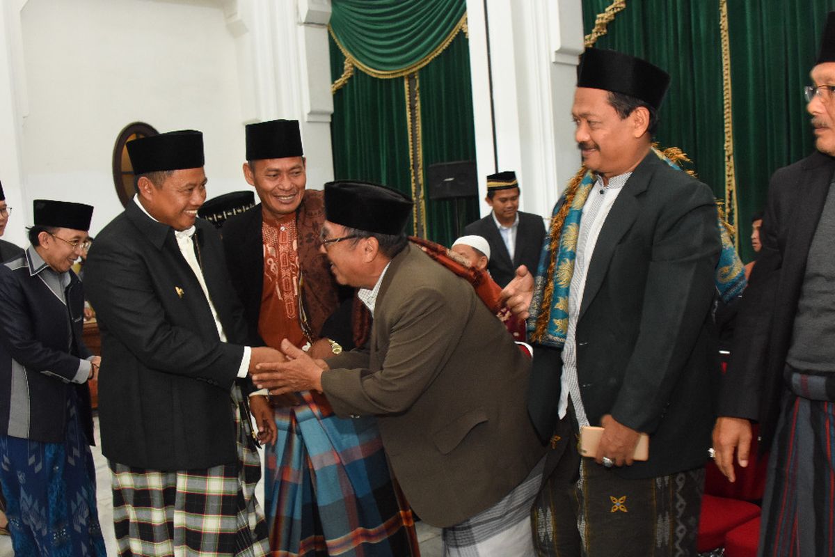 Wakil Gubernur Jawa Barat Uu Ruzhanul Ulum saat melantik pengurus Dewan Kemakmuran Masjid (DKM) Masjid Al-Jabbar Cimangkok (Kab.Sukabumi), DKM Masjid Al-Jabbar Cibinong (Kab.Cianjur), DKM Masjid Al-Jabbar Cipeuyeum (Kab.Cianjur), DKM Masjid Al-Jabbar Cikalong (Kab.Tasikmalaya), dan DKM Masjid Al-Jabbar Kertajati (Kab.Majalengka) di Aula Barat Gedung Sate, Senin (9/9/2019)