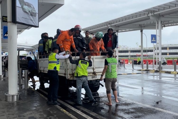 Petugas saat bersiap melakukan antisipasi adanya genangan di Bandara Internasional Jendral Ahmad Yani Semarang. Sabtu (31/12/2022)