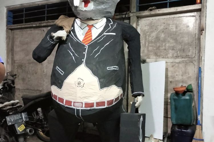 Patung tikus berdasi milik warga Desa Telaga Biru yang batal tampil di karnaval 