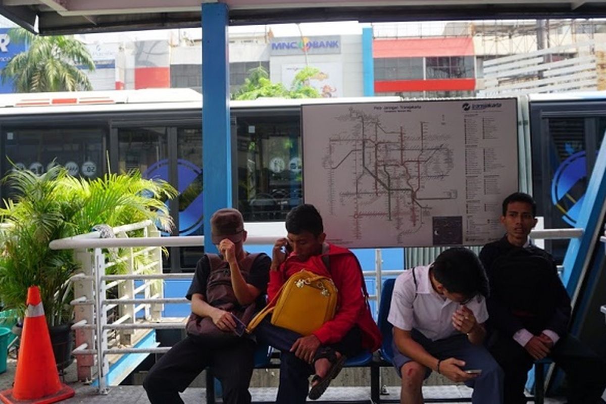 Para penumpang terlantar akibat petugas melakukan aksi mogok mengoperasikan bus Transjakarta, Senin (12/6/2017) siang.