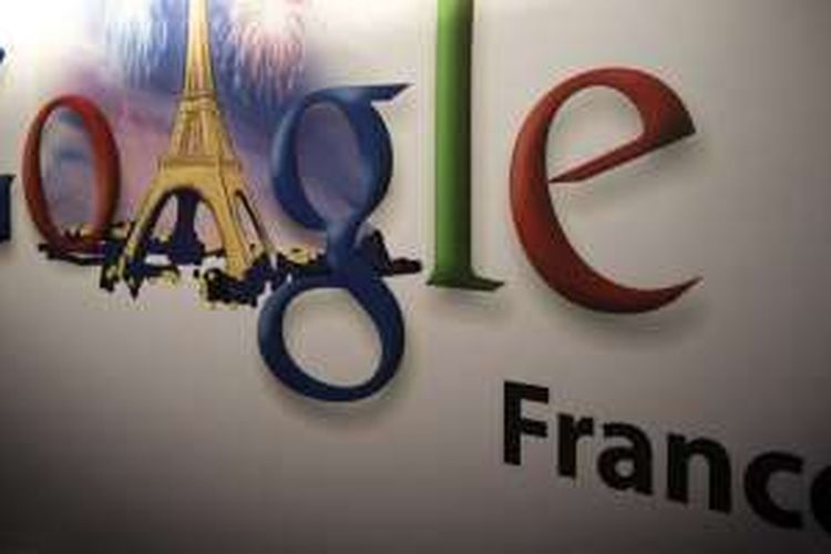 Logo Google di kantornya di Paris, Perancis.