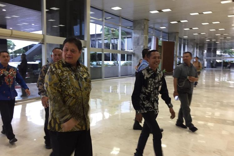 Menteri Koordinator Perekonomian Airlangga Hartarto tiba di Gedung Nusantara III, Senayan, Jakarta, Rabu (29/1/2010).