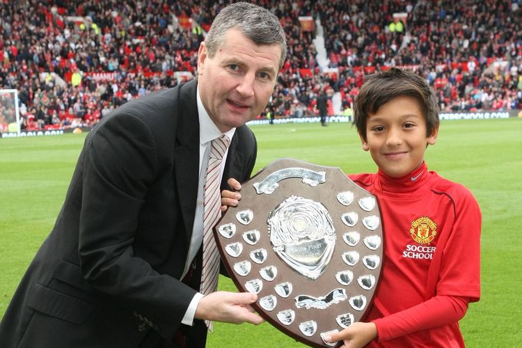 Jack Brown saat menerima gelar pada Manchester United Soccer Schools World Skills Final di Stadion Old Trafford, 20 Oktober 2012. 
