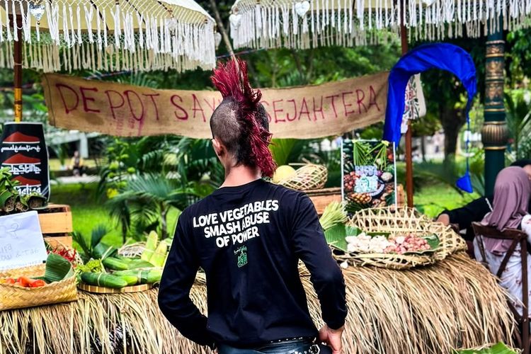 Fashion punk bukan sekadar gaya. Dari jaket kulit hingga mohawk, tiap item punya makna identitas, ekspresi, dan semangat kemandirian.