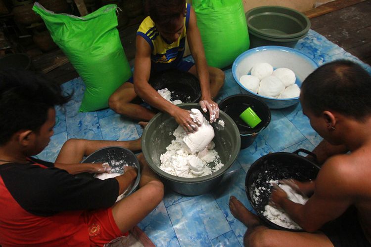 Menengok Pembuatan Kue Keranjang Penganan Khas Perayaan Imlek