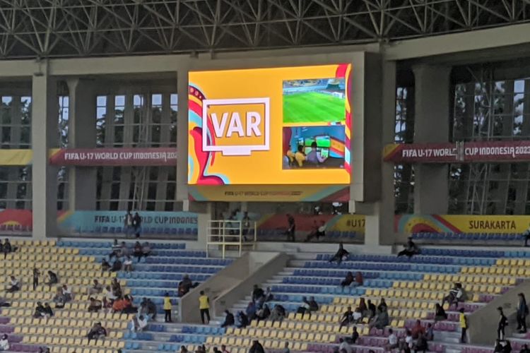 Papan skor di Stadion Manahan menunjukkan informasi Video Assistant Referee (VAR) dalam laga Mali vs Uzbekistan pada matchday pertama Grup B Piala Dunia U17 2023, Jumat (10/11/2023). Ini menjadi kali pertama teknologi VAR digunakan di Indonesia.
