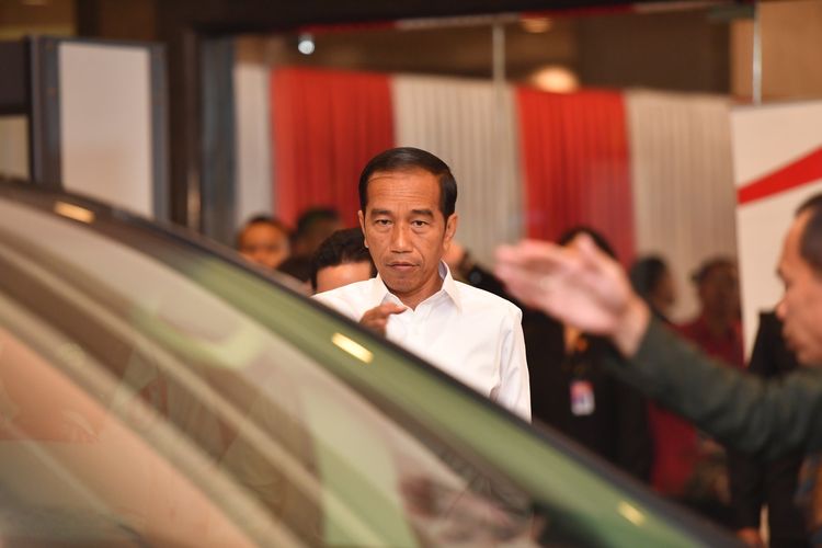 Capres nomor urut 01 Joko Widodo tiba di lokasi untuk mengikuti debat capres putaran keempat di Hotel Shangri-La, Jakarta, Sabtu (30/3/2019). Debat itu mengangkat tema Ideologi, Pemerintahan, Pertahanan dan Keamanan, serta Hubungan Internasional.
