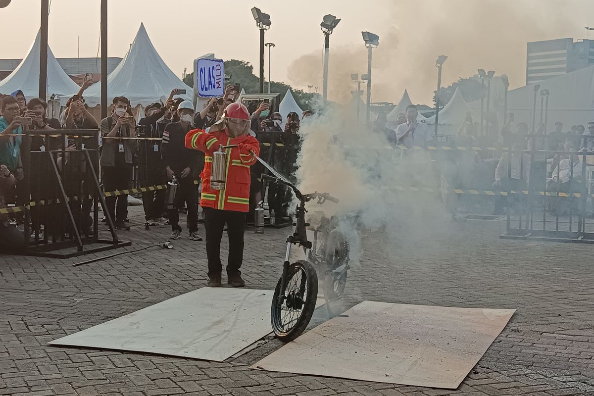 Proses pemadaman kebakaran sepeda moor listrik menggunakan APAR Lithium Fire Killer
