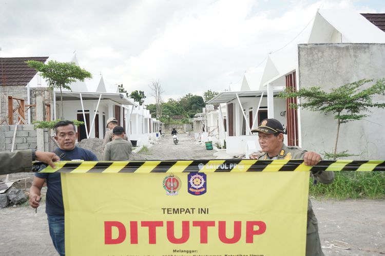 Satpol PP DIY saat segel perumahan Kandara Village di Maguwo, Selasa (17/5/2023)