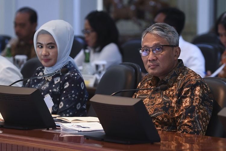 Dirut Pertamina Nicke Widyawati (kiri) dan Dirut  Perusahaan Gas Negara Gigih Prakoso mengikuti rapat kabinet terbatas di Kantor Presiden, Jakarta, Senin (6/1/2020). Pada rapat kabinet terbatas tersebut presiden mengajukan tiga usulan dalam menuntaskan persoalan masalah gas untuk industri, salah satunya penghilangan jatah untuk pemerintah. ANTARA FOTO/Wahyu Putro A/wsj.