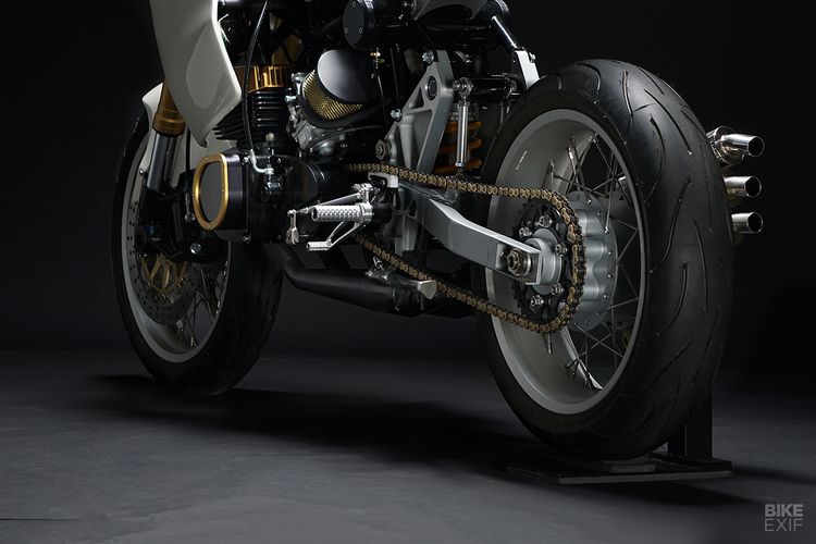 Suzuki GT380 bergaya cafe racer garapan The Motoworks