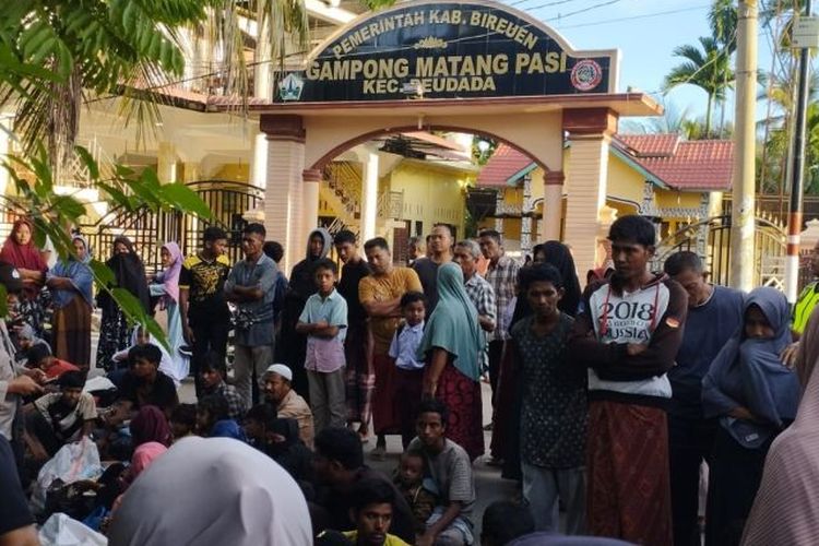 Sejumlah imigran Rohingya (duduk) saat terdampar di Gampong Matang Pasi Kecamatan Peudada, Kabupaten Bireuen, Aceh, Senin (16/10/2023).