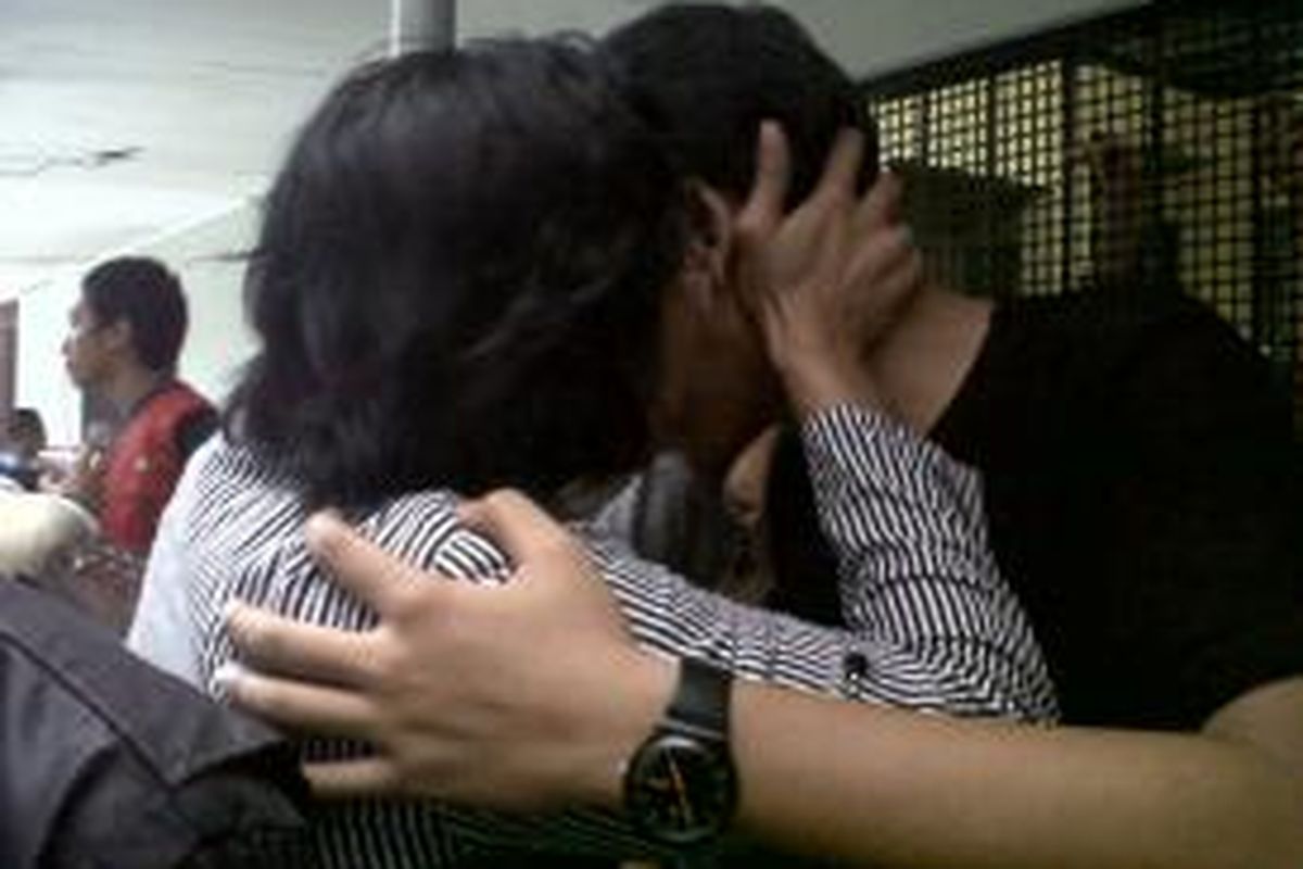 Dwiki terdakwa kasus dugaan penganiayaan siswa SMA 3 terpukul dan terus menciumi ibunya, L, di sel tahanan Pengadilan Negeri Jakarta Selatan seusai mendengar tuntutan jaksa. Selasa (4/11/2014)