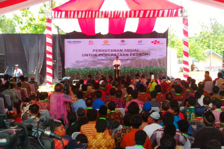 Presiden Jokowi memberikan sambutan penyerahan SK izin pemanfaatan hutan kawasan hutan negara kepada 1.685 petani di Boyolali dan Pemalang, Jawa Tengah di Lapangan Desa Wonoharjo, Kecamatan Kemusu, Boyolali, Sabtu (4/11/2017).