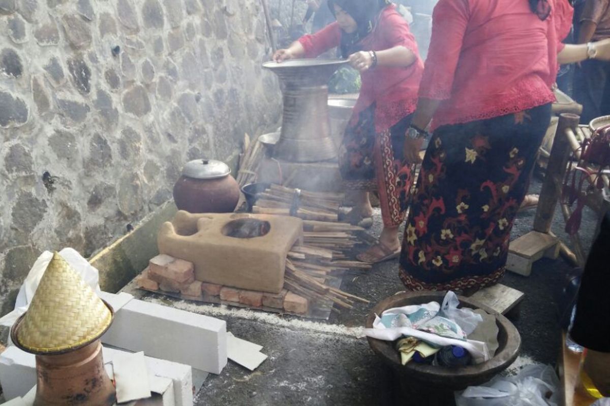 Pemerintah Kabupaten Purwakarta menyelenggarakan lomba ngejo atau menanak nasi secara tradisional di Kecamatan Wanayasa, Kamis (24/8/2017)