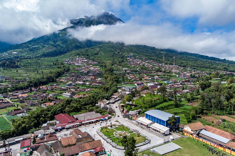 Simpang Pakubuwono VI di Kecamatan Selo, Boyolali dengan latar belakang Gunung Merapi.