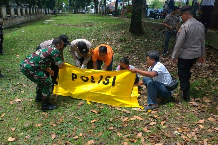 Petugas mengevakuasi mayat pria tanpa identitas di parit depan kompleks Fakultas Teknik Universitas Jenderal Soedirman (Unsoed), Desa Blater, Kecamatan Kalimanah, Purbalingga, Rabu (8/2/2023).