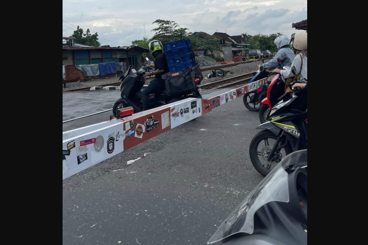 Tangkapan layar twit foto bernarasi kecelakaan antara kereta api dan sepeda motor di perlintasan berpalang di Yogyakarta.