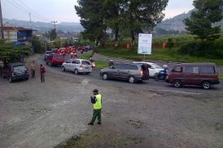 Kemacetan terjadi di Kawasan Lembang, Kabupaten Bandung Barat, Jawa Barat, Selasa (29/7/2014).