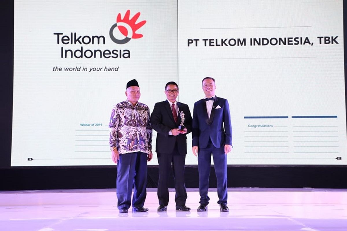 Vice President Human Capital Development Telkom Dwi Heriyanto (tengah) saat menerima penghargaan Telkom sebagai ?Best Company To Work For In Asia 2019? yang diserahkan oleh Group Publisher/Editor-in-Chief of Business Media International William Ng (kanan) di Jakarta, Jumat (14/6).