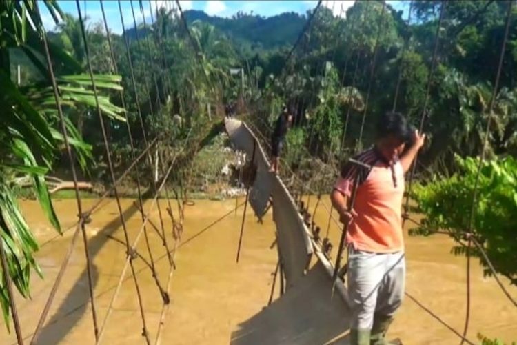 Jembatan Gantung Putus Diterjang Banjir, Akses Warga dan Aktivitas Sekolah di Merangin Jambi Lumpuh