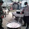 Antisipasi Kelangkaan Selama Ramadhan, Polisi dan Anggota TNI Buat Minyak Kelapa Bersama Warga