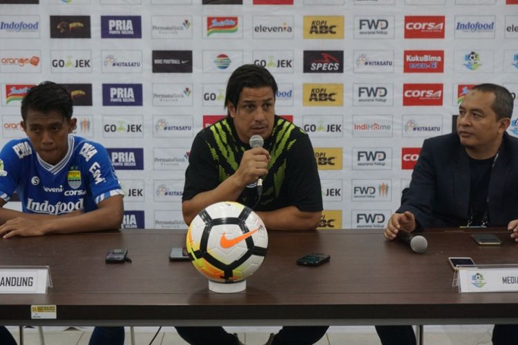 Asisten Pelatih Persib Bandung, Fernando Soler saat berbicara kepada awak media usai laga kontra PS Tira di Stadion Gelora Bandung Lautan Api (GBLA), Senin (26/3/2018) malam. 