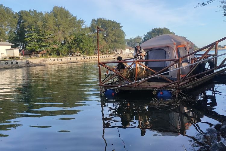 Taman Nambangan lokasi berkermah di tepi muara Sungai Serang yang berkembang di destinasi wisata Pantai Glagah, Kapanewon Temon, Kabupaten Kulon Progo, Daerah Istimewa Yogyakarta. Camping ground ini dilengkapi floating camp atau berkemah di atas air.