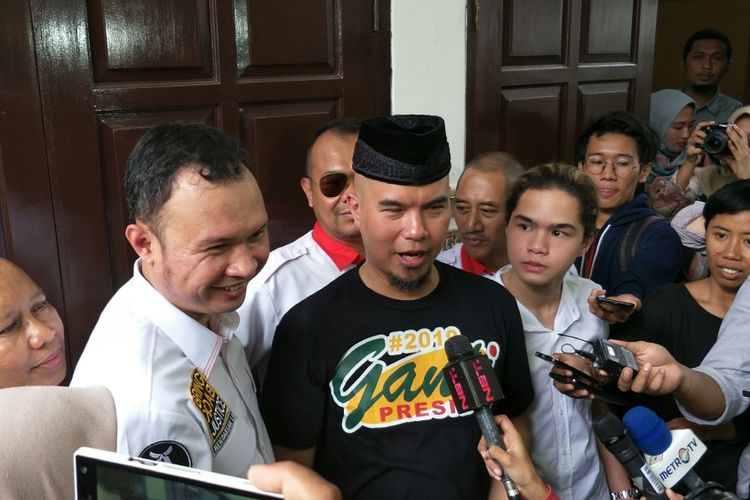 Musisi Ahmad Dhani sebelum menjalani sidang perdana kasus ujaran kebencian yang menjerat dirinya di Pengadilan Negeri Jakarta Selatan, Senin (16/4/2018). Dia tampak memakai kaus #2019gantipresiden.