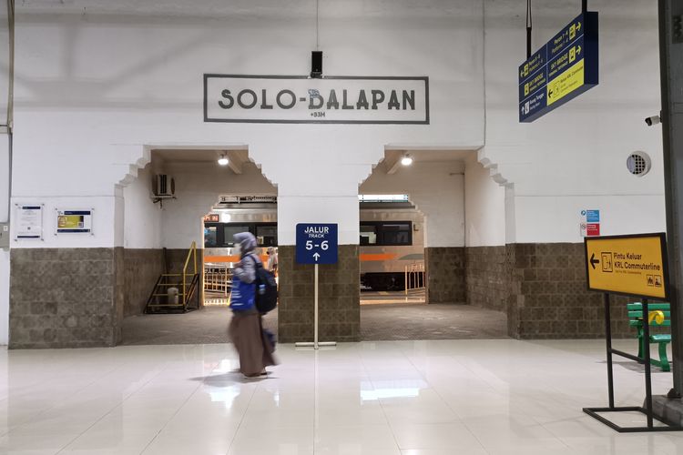 Seorang penumpang kereta api di Stasiun Balapan pada pagi hari, Selasa (09/08/2022).