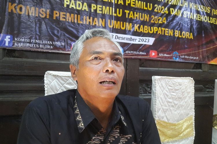 Ketua KPU Kabupaten Blora, Widi Nurintan Ary Kurnianto saat ditemui wartawan di Blora, Jawa Tengah, Rabu (13/12/2023)
