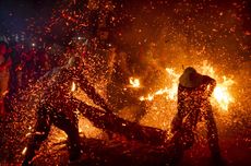 Jepara Punya Tradisi Perang Obor yang Unik