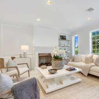 Ilustrasi ruang keluarga dengan dua sofa.