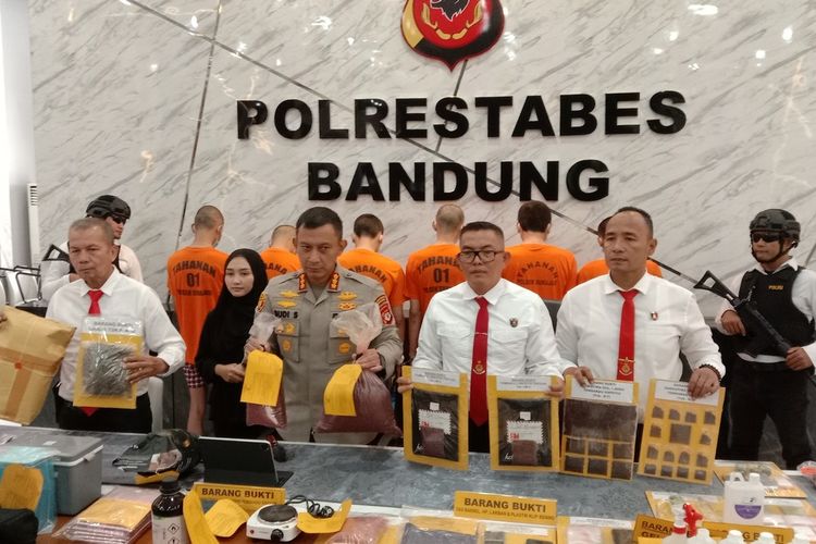 Satnarkoba Polrestabes Bandung berhasil ungkap pabrik rumahan tembakau sintetis dan ganja kering di rumah kontrakan dan cafe di Kota Bandung, 6 Tersangka berhasil ditangkap, dua diantaranya pelaku berstatus masih pelajar atau mahasiswa.