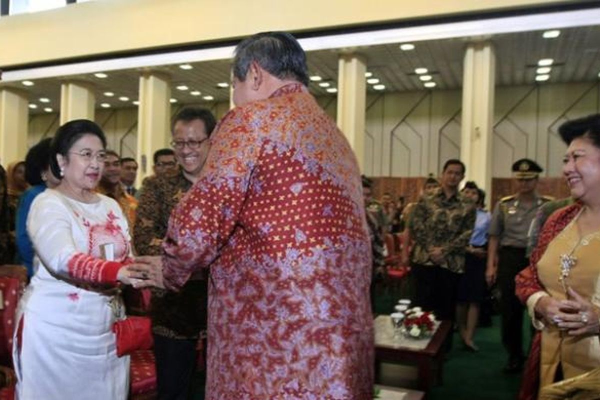 Presiden Susilo Bambang Yudhoyono berjabat tangan dengan mantan Presiden RI ke-5, Megawati Soekarnoputri usai acara memperingati Hari Kelahiran Pancasila di Gedung Majelis Pemusyawaratan Rakyat (MPR), Jakarta, Selasa (1/6/2010). Pada 1 Juni 1945 Bung Karno menyampaikan pidato tentang dasar-dasar bernegara yang kemudian diperingati sebagai Hari Kelahiran Pancasila.  