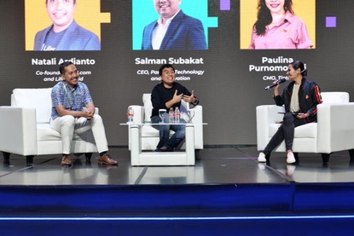 Sesi Panel Talk bersama pembicara, Natali Ardianto (Co-founder Tiket.com and Lifepack.id), Salman Subakat (CEO, Paragon Technology and Innovation) dan moderator Paulina Purnomowati (CMO, Tiptip)