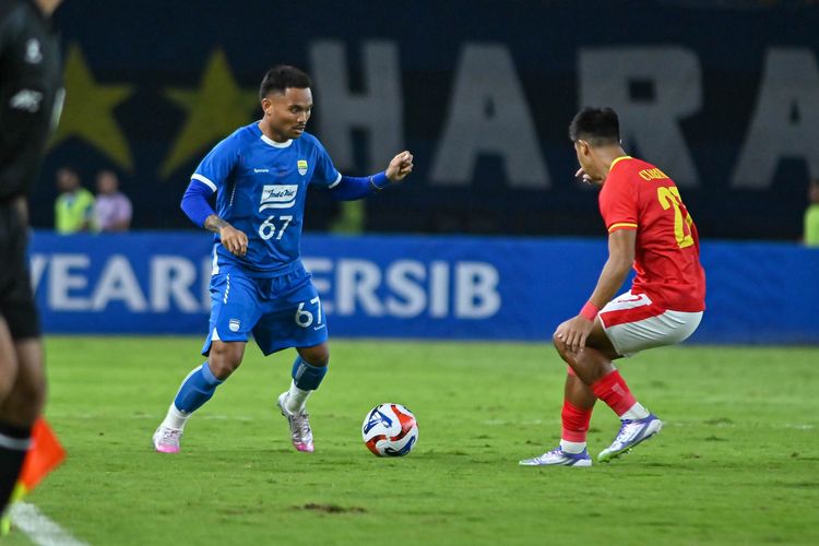 Aksi penyerang sayap Persib Saddil Ramdani dengan bola berusaha melewati bayang-bayang lawannya dari Manila Digger FC dalam pertandingan play off AFC Champions League Two (ACL 2) 2025-2026, Rabu (13/8/2025) di Stadion Gelora Bandung Lautan Api (GBLA). 