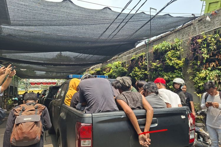 700 Polisi-TNI Gerebek Kampung Ambon-Boncos Jakbar, Ada yang Lompat ke Sungai
