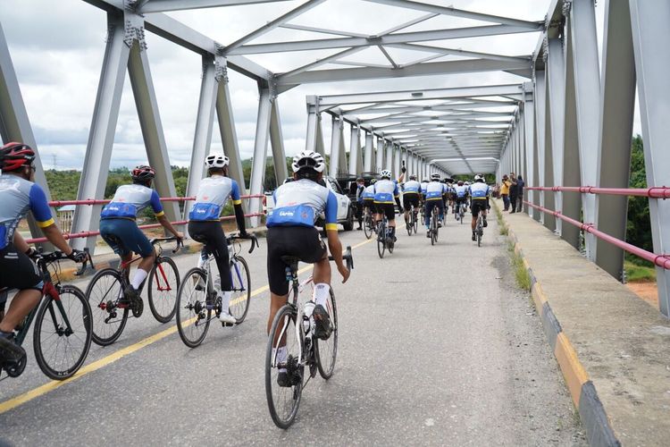 Peserta Tour de Muara Takus saat melewati jembatan yang ada di Waduk PLTA Koto Panjang di Kecamatan XIII Koto Kampar, Riau, Sabtu (12/11/2022).