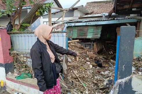 Cerita Kustini, Ojol yang Sepeda Motornya Hilang dan Rumahnya Ambruk Diterjang Banjir Bandang